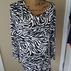 Blouse with zipper on right bottom